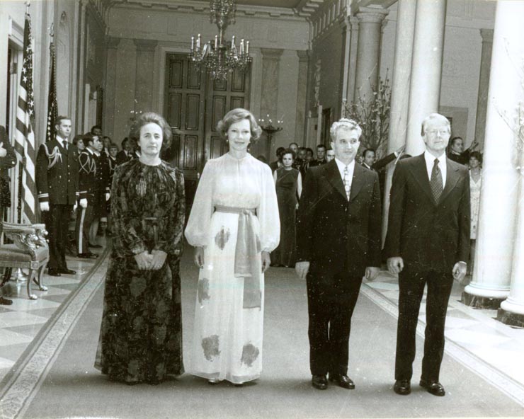 Vizita în S.U.A. În holul Casei Albe înainte de dineul oferit de preşedintele Jimmy Carter şi doamna Rosalynn Carter (13.IV).(12-17.IV.1978)
