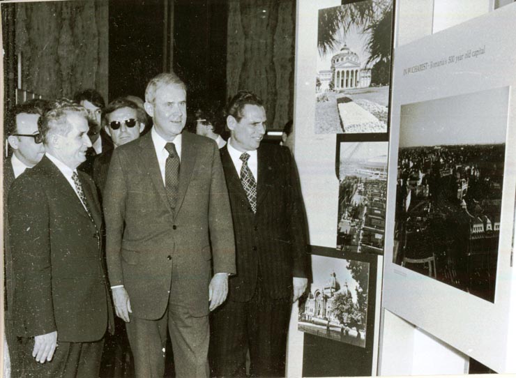 Vizita de stat în S.U.A. În timpul vizitei la expoziţia românească deschisă în clădirea Departamentului de stat, cu Cyrus Vance, secretarul de stat al S.U.A. (12.IV).(12-17.IV.1978)