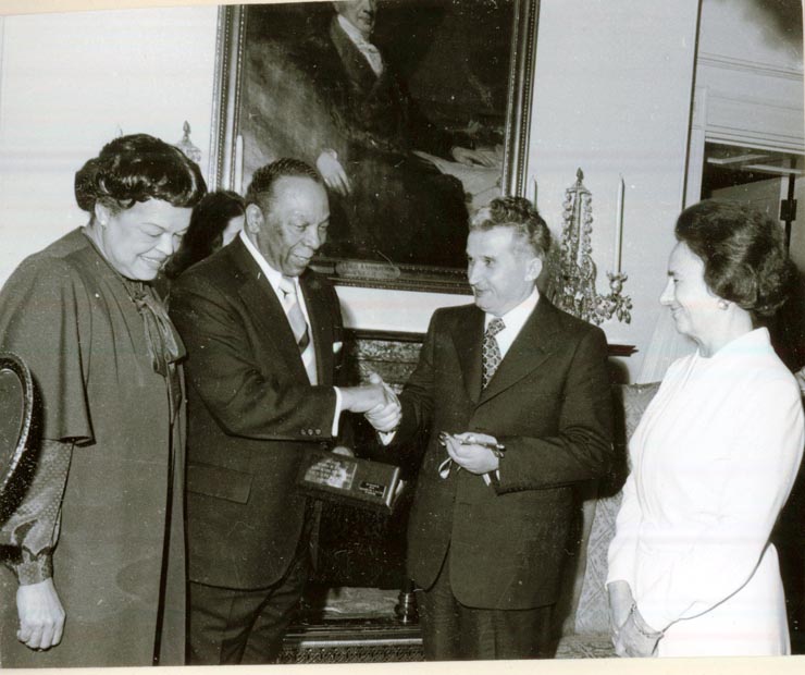 Vizita în S.U.A. La Blair House, reşedinţa rezervată înalţilor oaspeţi români, lui Nicolae Ceauşescu i-a fost remisă cheia oraşului Washington de către primarul Capitalei S.U.A., Walter Washington.(12-17.IV.1978)