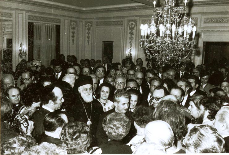 Vizita de stat în S.U.A. La sediul Ambasadei României din Washington, Nicolae Ceauşescu s-a întâlnit cu un grup format din peste 250 de reprezentanţi ai comunităţii româneşti din S.U.A., de cetăţeni americani de origine română. (13.IV)(12-17.IV.1978)