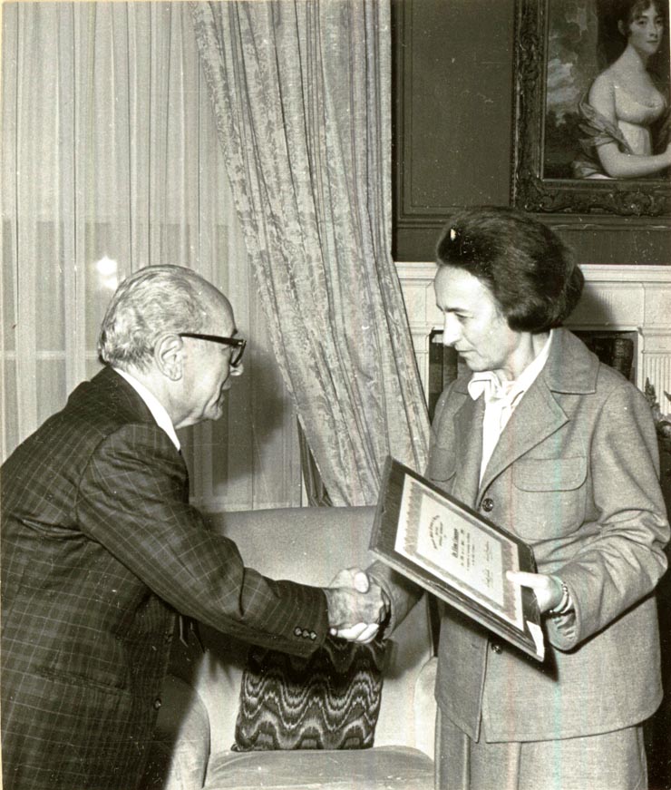 Vizita de stat în S.U.A. Elenei Ceauşescu i-a fost înmânată Diploma de Membru de Onoare al Academiei de Ştiinţe a Statului Illinois. (14.IV)(12-17.IV.1978)