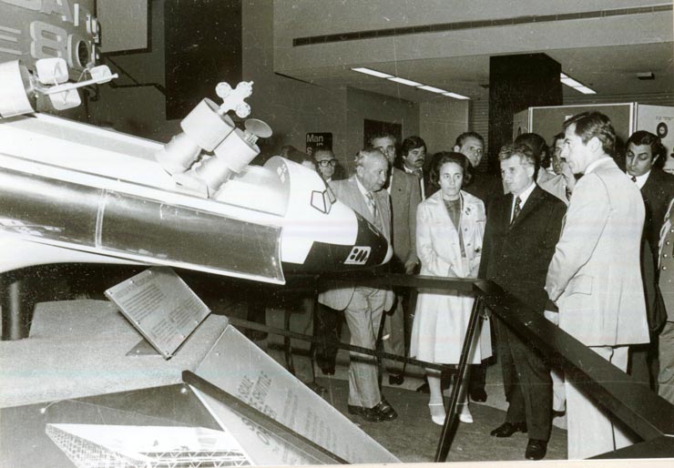 În continuarea vizitei pe care o întreprind în S.U.A., preşedintele Nicolae Ceauşescu şi persoanele care îl însoţesc au fost oaspeţi ai statului Texas. În vizită la Centrul Spaţial „Lyndon B. Johnson” al NASA din Housten (15.IV.)(12-17.IV.1978)