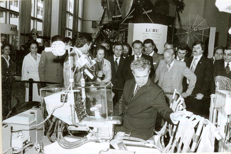 În continuarea vizitei pe care o întreprind în S.U.A., preşedintele Nicolae Ceauşescu şi persoanele care îl însoţesc au fost oaspeţi ai statului Texas. În vizită la Centrul Spaţial „Lyndon B. Johnson” al NASA din Housten (15.IV.)(12-17.IV.1978)