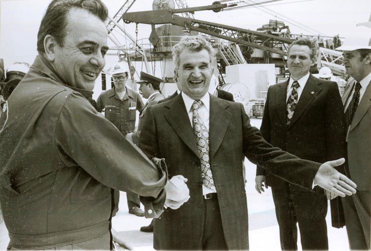 Vizita de stat în S.U.A. Oaspeţi ai petroliştilor de pe platforma de foraj „Ocean Queen” („Regina Oceanului”) situată de a lungul coastei statului Louisiana, în Golful Mexic (16.IV.).(12-17.IV.1978)