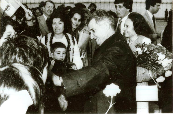 În continuarea vizitei pe care o fac în S.U.A., Nicolae Ceauşescu şi celelalte persoane care-l însoţesc au sosit în oraşul New York. Primire pe aeroportul „J.F. Kennedy” (16.IV.)(12-17.IV.1978)