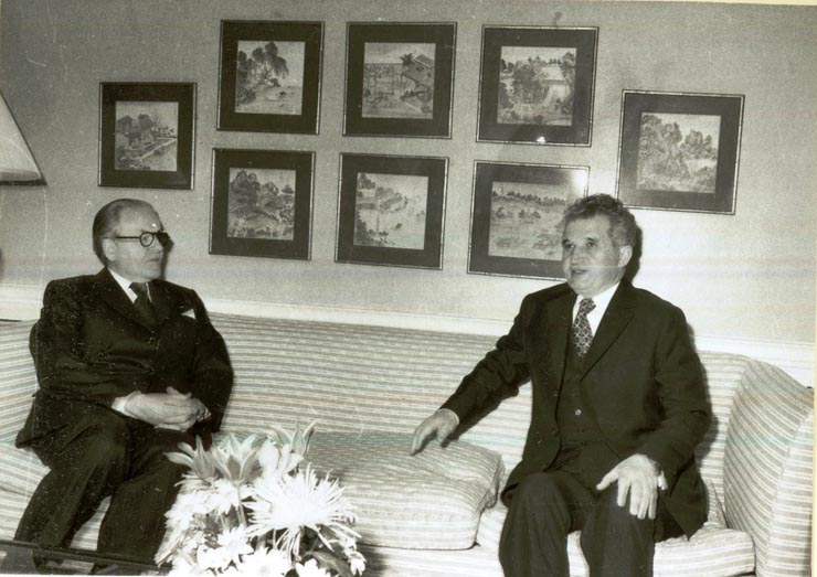 Vizita în S.U.A. La reşedinţa ce i-a fost rezervată la hotelul „Waldorf Astoria” din New York, Nicolae Ceauşescu l-a primit pe Gabriel Hauge – preşedintele firmei „Manufacturers Hanover Trust” (17.IV.)(12-17.IV.1978)