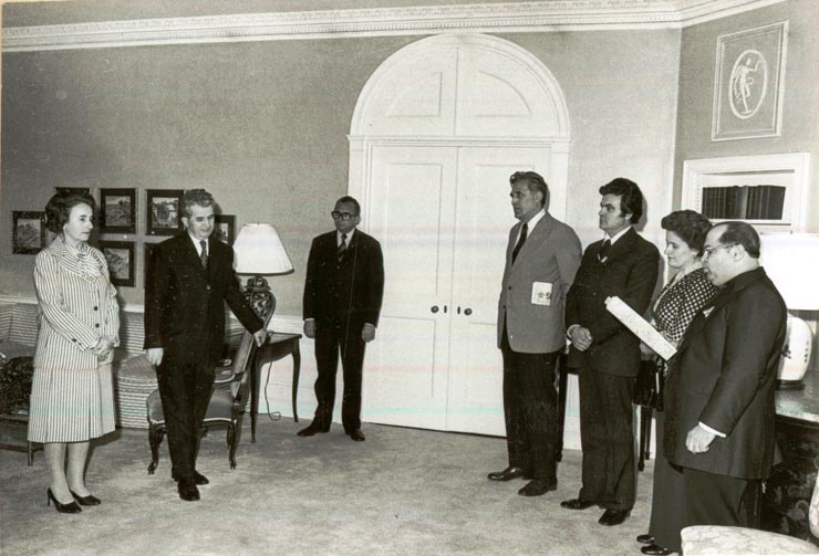 În cadrul vizitei întreprinse în S.U.A., Nicolae Ceauşescu şi Elena Ceauşescu au primit, la reşedinţa ce le-a fost rezervată la hotelul „Waldorf Astoria” din New York, un grup de reprezentanţi ai comunităţii cetăţenilor americani de origine română, format din protopopul Mihai Iancu, Dean Milhovan – editorul ziarului „Dreptatea”, Andros George şi d-na Cecilia Mihai. (17.IV.)(12-17.IV.1978)