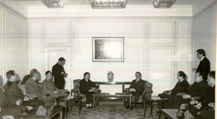 Primirea delegaţiei guvernamentale a P.R. China, condusă de Cen Mu-hua – vicepremier al Consiliului de Stat, ministrul relaţiilor economice cu străinătatea, care a făcut o vizită oficială în ţara noastră.(20.IV.1978)