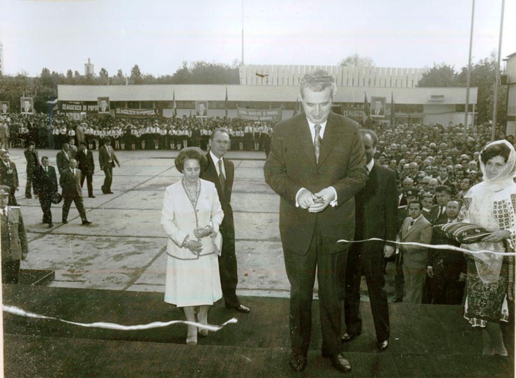 Deschiderea inaugurală a celei de a V-a ediţii a Târgului Internaţional de Primăvară – TIBCO şi a celei de a II-a ediţii a Salonului Internaţional al Chimiei, organizate la Complexul Expoziţional din Piaţa Scânteii.(4.V.1978)