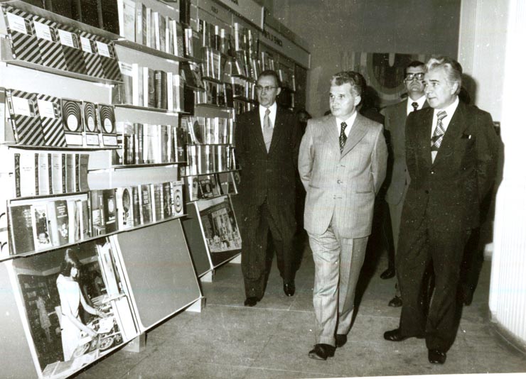Inaugurarea, în prezenţa conducătorilor de partid şi de stat, a „Expoziţiei de carte şi mijloace de informare şi educare a oamenilor muncii”, organizată la Sala Dalles din Capitală.(13.V.1978)