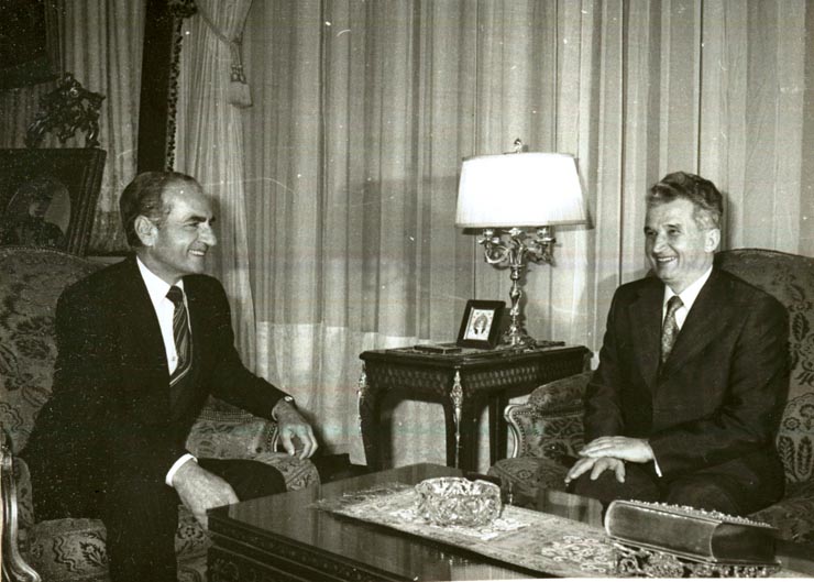 În drum spre Pekin, delegaţia de partid şi de stat a României, condusă de preşedintele Nicolae Ceauşescu, care, la invitaţia preşedintelui C.C. al P.C. Chinez, Hua Kuo-fen, întreprinde o vizită oficială în R.P. China, face escală la Teheran (Iran).Convorbiri între preşedintele Nicolae Ceauşescu şi şahinşahul Iranului, Mohammad Reza Pahlavi Aryamehr.(14.V.1978)