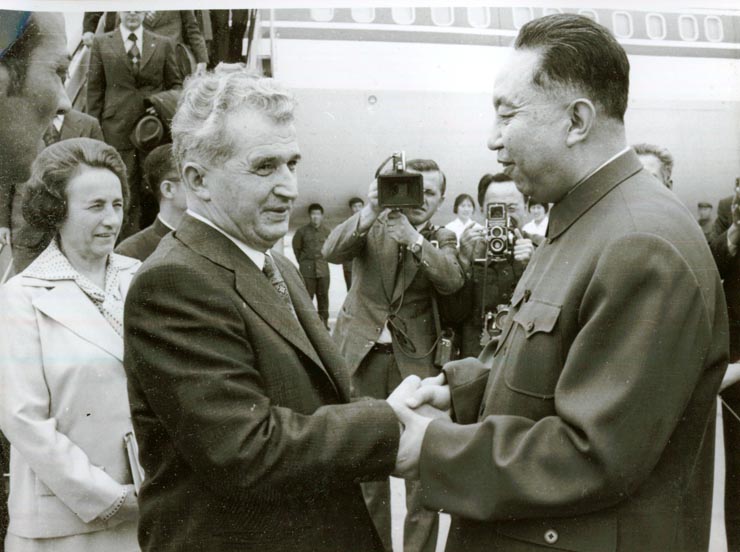 Vizita oficială a preşedintelui Nicolae Ceauşescu în R.P. China, la invitaţia preşedintelui C.C. al P.C. Chinez, Hua Kuo-fen, premierul Consiliului de Stat al R.P. China. Este însoţit în această vizită de Elena Ceauşescu, Cornel Burtică, Dumitru Popescu, Ştefan Andrei şi alţii. La sosire, pe aeroportul internaţional Pekin. (15.V.)(14-20.V.1978)