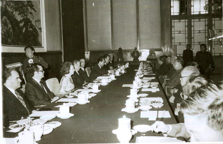 La invitaţia preşedintelui C.C. al P.C. Chinez, Hua Kuo-fen, premierul Consiliului de Stat al R.P. China, preşedintele Nicolae Ceauşescu face o vizită oficială în R.P. China, în fruntea unei delegaţii de partid şi de stat a României. Este însoţit de Elena Ceauşescu, Cornel Burtică, Dumitru Popescu, Ştefan Andrei şi alţii. Aspect de la încheierea convorbirilor oficiale. (19.V.)(14-20.V.1978)