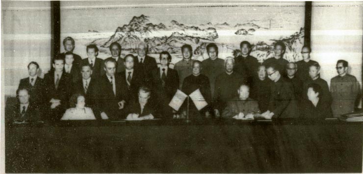 La invitaţia preşedintelui C.C. al P.C. Chinez, Hua Kuo-fen, o delegaţie de partid, condusă de preşedintele Nicolae Ceauşescu, secretar general al P.C.R., a făcut o vizită oficială de prietenie în R.P. China. A fost însoţit de Elena Ceauşescu, Cornel Burtică, Dumitru Popescu, Ştefan Andrei şi alţii.Aspect de la solemnitatea semnării unor importante documente.(14-20.V.1978)