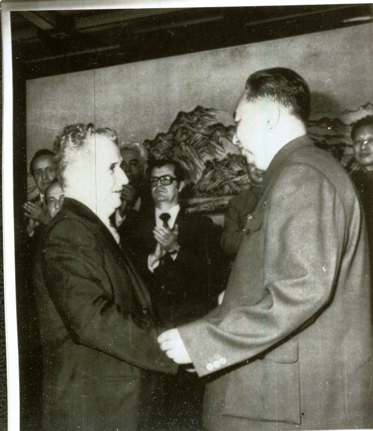 La invitaţia preşedintelui C.C. al P.C. Chinez, Hua Kuo-fen, o delegaţie de partid, condusă de preşedintele Nicolae Ceauşescu, secretar general al P.C.R., a făcut o vizită oficială de prietenie în R.P. China. Din delegaţie au făcut parte: Elena Ceauşescu, Cornel Burtică, Dumitru Popescu, Ştefan Andrei şi alţii. După semnarea documentelor oficiale. (19.V.)(14-20.V.1978)