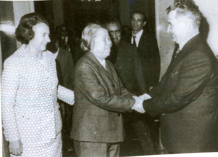 Aflaţi în vizită oficială în R.P. China, preşedintele Nicolae Ceauşescu şi Elena Ceauşescu au primit, la reşedinţa din Beijing (Pekin), vizita doamnei Den In-Ceac, vicepreşedintele Comitetului Permanent al Adunării Naţionale a Reprezentanţilor Populari ai R.P. China, soţia fostului premier Ciu En-lai.(15.V.1978)