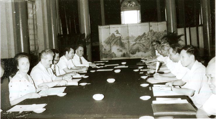 Nicolae Ceauşescu, secretar general al P.C.R., preşedintele Republicii, împreună cu Elena Ceauşescu, a făcut o vizită în R.S. Vietnam în fruntea unei delegaţii de partid şi de stat, la invitaţia C.C. al P.C. din Vietnam şi a Guvernului R.S. Vietnam. Convorbiri oficiale.(23-26.V.1978)