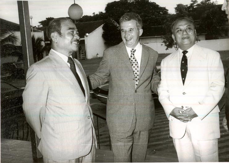 Vizita oficială a delegaţiei de partid şi de stat a României, condusă de preşedintele Nicolae Ceauşescu în R.D.P. Laos. În imagine Nicolae Ceauşescu împreună cu Kaysone Phomvihane şi Sufanuvong.(26-28.V.1978)