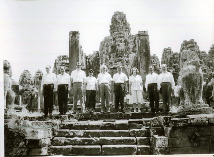 La invitaţia C.C. al P.C. din Kampuchia Democrată şi a Guvernului acestei ţări, o delegaţie de partid şi de stat a României, condusă de preşedintele Nicolae Ceauşescu, a făcut o vizită oficială în Kampuchia. La vestitul monument de artă Angkor Thom.(28-30.V.1978)
