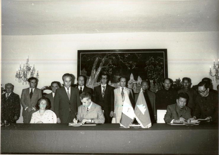 Nicolae Ceauşescu şi Elena Ceauşescu au efectuat o vizită oficială în Kampuchia Democrată, în fruntea unei delegaţii de partid şi de stat a ţării noastre, la invitaţia C.C. al P.C. din Kampuchia şi a Guvernului Kampuchiei Democrate.Aspect de la solemnitatea semnării documentelor româno-kampuchiene. (30.V.)(28-30.V.1978)