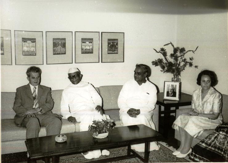 După vizitele oficiale întreprinse în unele ţări din Asia, în drum spre ţară, Nicolae Ceauşescu, Elena Ceauşescu şi persoanele care îi însoţesc au făcut o vizită la Delhi, unde s-au întâlnit cu primul ministru al Republicii India, Morarji Desai.(30.V.1978)