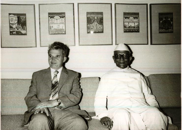 După vizitele oficiale întreprinse în unele ţări din Asia, în drum spre ţară, Nicolae Ceauşescu, Elena Ceauşescu şi persoanele care îi însoţesc au făcut o vizită la Delhi, unde s-au întâlnit cu primul ministru al Republicii India, Morarji Desai.Convorbiri între Nicolae Ceauşescu şi primul ministru al Republicii India, Morarji Desai.(30.V.1978)