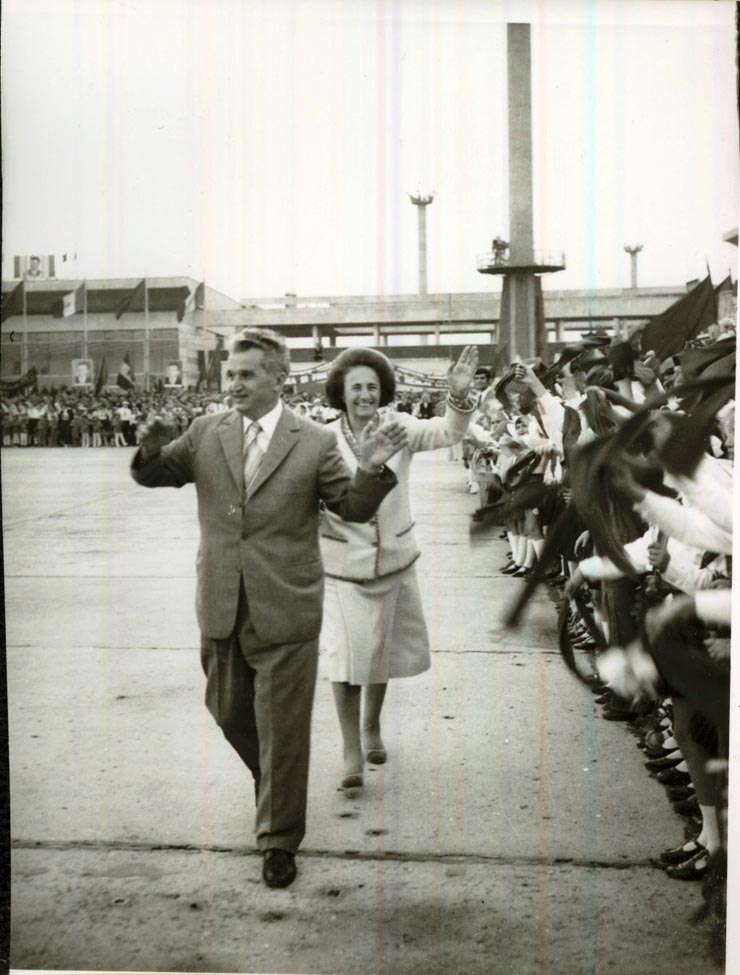 Înapoierea în Capitală a lui Nicolae Ceauşescu, Elena Ceauşescu, a celorlalţi membri ai delegaţiei, din vizitele oficiale întreprinse în R.P. China, R.P.D. Coreea, R.S. Vietnam, R.D.P. Laos şi Kampuchia Democrată.Aspect de pe aeroportul Otopeni.(30.V.1978)