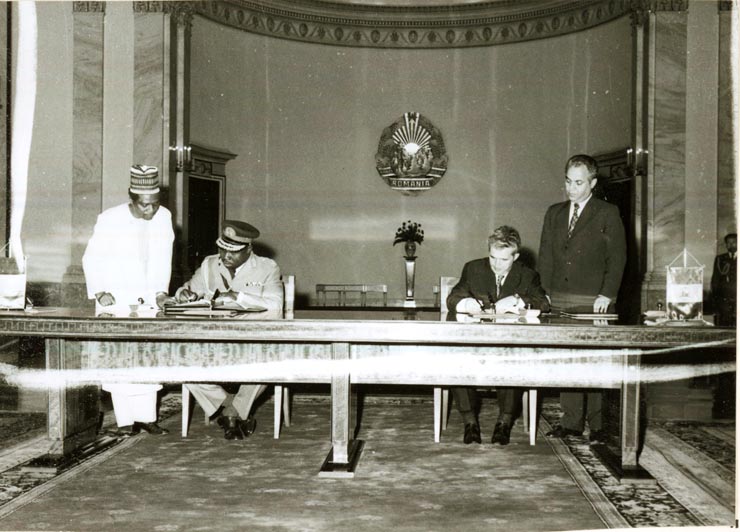 Ceremonia semnării Declaraţiei solemne comune şi a Comunicatului comun de către preşedintele Nicolae Ceauşescu şi şeful Guvernului militar federal, comandant suprem al Forţelor Armate ale R.F. Nigeria, generalul-locotenent Olusegun Obasanjo, care, între 5-7.VI.1978, a făcut o vizită oficială în România, în fruntea unei delegaţii nigeriene.(5-7.VI.1978)