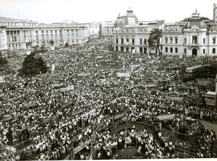 Marea Adunare Populară din Capitală organizată cu prilejul aniversării a 130 de ani de la Revoluţia burghezo-democratică din 1848 şi a 30 de ani de la naţionalizarea principalelor mijloace de producţie, ce a avut loc la 10.VI.1978, în faţa sediului C.C. al P.C.R.(10.VI.1978)