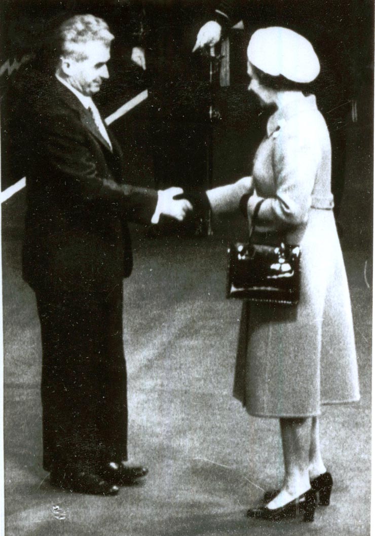 La invitaţia Majestăţii Sale regina Elisabeta a II-a şi a ducelui de Edinburgh, preşedintele Nicolae Ceauşescu împreună cu Elena Ceauşescu au făcut, între 13-16.VI.1978, o vizită de stat în Anglia. În imagine, preşedintele Nicolae Ceauşescu şi regina Elisabeta a II-a.(13-16.VI.1978)