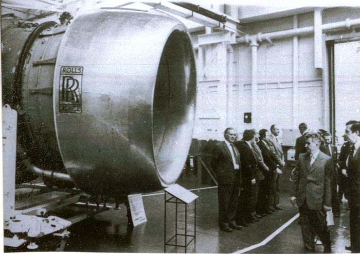 La invitaţia M.S. regina Elisabeta a II-a şi a ducelui de Edinburgh, preşedintele Nicolae Ceauşescu împreună cu Elena Ceauşescu au făcut, între 13-16.VI.1978, o vizită de stat în Marea Britanie. Au fost însoţiţi de Gh. Oprea, Ştefan Andrei, Vasile Pungan şi Ion Avram.Oaspeţi ai oraşului Bristol, important centru industrial şi portuar, unde au vizitat firma Rolls Royce Ltd. (15.VI.) (13-16.VI.1978)