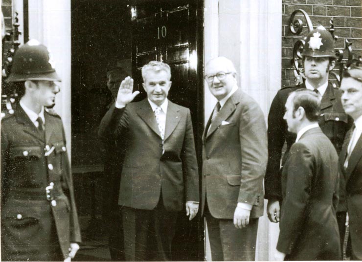 Vizita oficială de stat efectuată de preşedintele Nicolae Ceauşescu, Elena Ceauşescu, alţi conducători de partid şi de stat în Marea Britanie. Înaintea dejunului oferit de prim ministrul James Callaghan (14.VI.)(13-16.VI.1978)