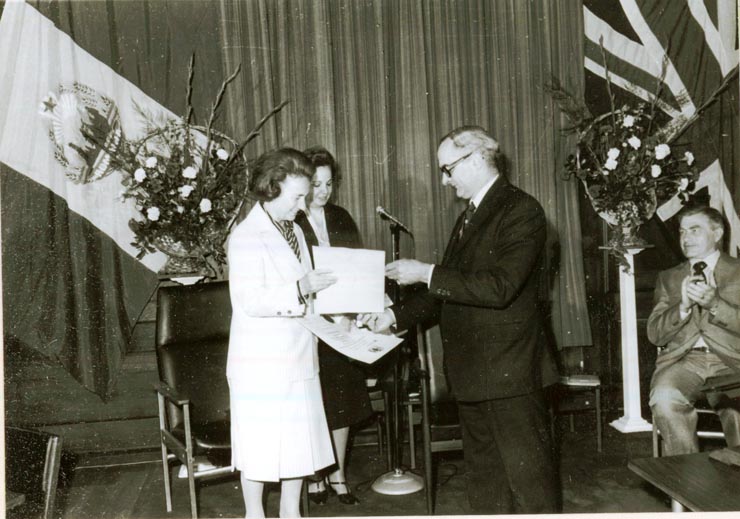 Vizita oficială de stat efectuată de preşedintele Nicolae Ceauşescu, Elena Ceauşescu, alţi conducători de partid şi de stat în Marea Britanie. Aspect de la conferirea titlului de „Membru de onoare al Institutului Regal de Chimie” Elenei Ceauşescu. (14.VI.)(13-16.VI.1978)