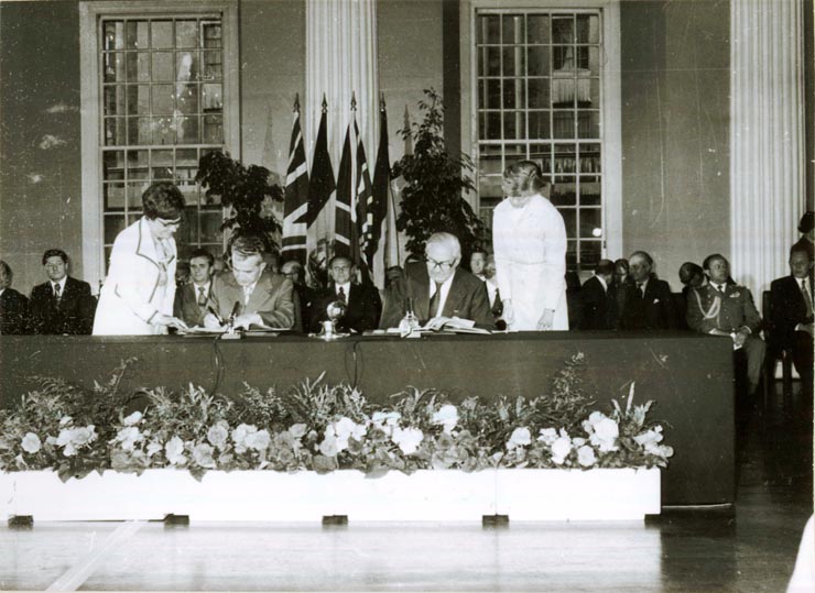 Între 13-16.VI.1978, preşedintele Nicolae Ceauşescu şi Elena Ceauşescu au făcut o vizită oficială de stat în Regatul Unit al Marii Britanii şi Irlandei de Nord, la invitaţia Majestăţii Sale regina Elisabeta a II-a şi a ducelui de Edinburgh. Aspect de la ceremonia semnării declaraţiei comune cu privire la convorbiri dintre preşedintele Nicolae Ceauşescu şi primul ministru James Callaghan (15.VI.)(13-16.VI.1978)