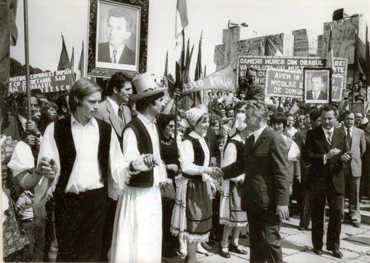 Vizita de lucru a preşedintelui Nicolae Ceauşescu şi a altor conducători de partid şi de stat în judeţul Satu Mare. Primirea făcută de locuitorii oraşului Carei.(21.VI.1978)