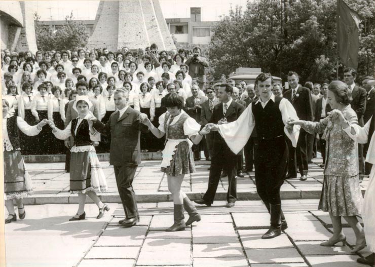 Vizita de lucru a preşedintelui Nicolae Ceauşescu şi a altor conducători de partid şi de stat în judeţul Satu Mare. La Carei, Nicolae Ceauşescu şi Elena Ceauşescu sunt invitaţi să se prindă în hora înfrăţirii.(21.VI.1978)