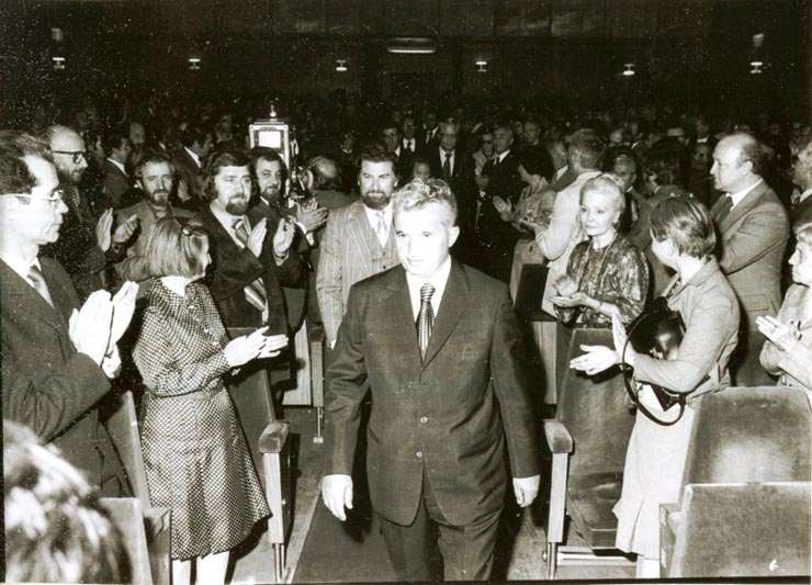 Nicolae Ceauşescu şi alţi conducători de partid şi de stat, la lucrările Conferinţei Naţionale a Uniunii Artiştilor Plastici ce a avut loc în Capitală. Primire în Sala lucrărilor.(22.VI.1978)