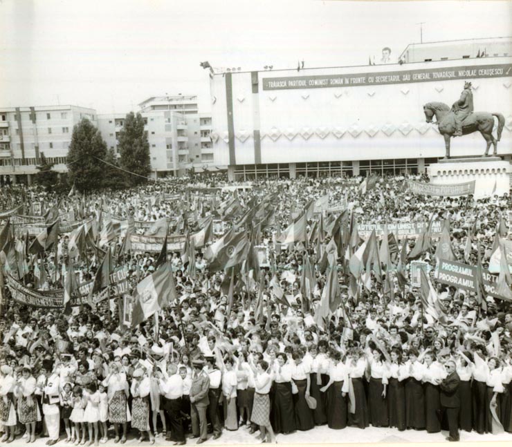 Aspect de la marea adunare populară din municipiul Tulcea, organizată cu prilejul vizitei de lucru a preşedintelui Nicolae Ceauşescu, a altor conducători de partid şi de stat, în acest judeţ.(29.VII.1978)