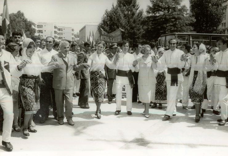 Vizita de lucru a preşedintelui Nicolae Ceauşescu, a Elenei Ceauşescu şi a altor conducători de partid şi de stat în judeţul Tulcea. Secvenţă din hora desfăşurată în municipiul Tulcea.(29.VII.1978)