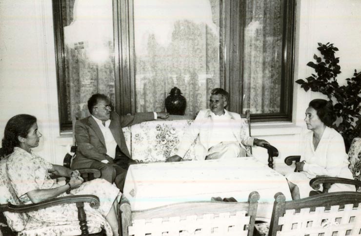 Nicolae Ceauşescu, secretar general al P.C.R., şi Elena Ceauşescu s-au întâlnit în staţiunea Neptun cu Santiago Carrillo, secretar general al P.C. din Spania, care, împreună cu soţia, se află la odihnă în ţara noastră.(5.VIII.1978)
