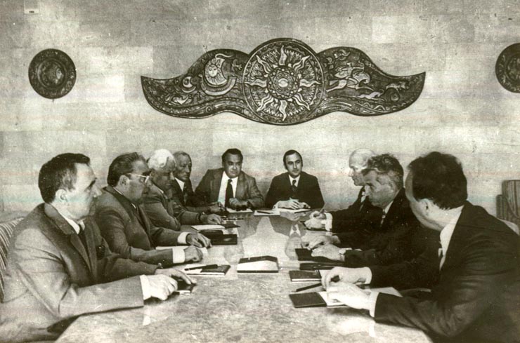 La 7 august 1978, Nicolae Ceauşescu, secretar general al P.C.R., preşedintele R.S.R., s-a întâlnit în Crimeea cu Leonid Ilici Brejnev, secretar general al C.C. al P.C.U.S. La convorbiri, din partea română, au participat: Ştefan Andrei – ministrul afacerilor externe, Constantin Mitea – consilier al secretariatului general al P.C.R.(7.VIII.1978)