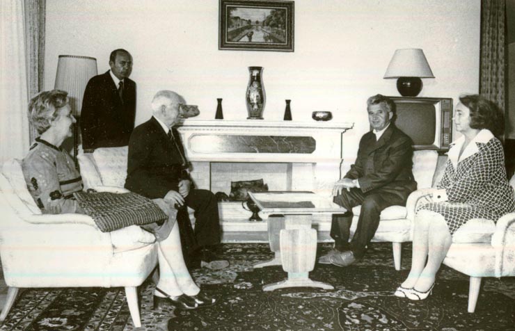 Nicolae Ceauşescu, secretar general al P.C.R., şi Elena Ceauşescu s-au întâlnit la Predeal cu Luigi Longo, preşedintele P.C. Italian, care, împreună cu soţia, se află la odihnă în ţara noastră.(12.VIII.1978)