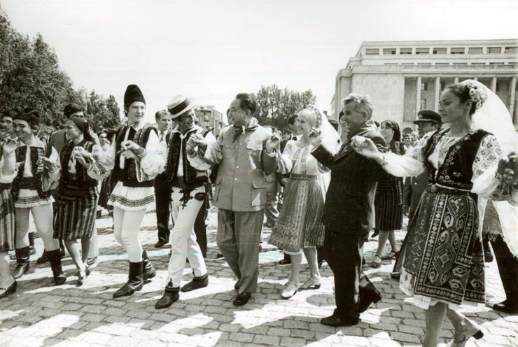 Vizita oficială a lui Hua Guofeng, preşedintele C.C. al P.C. Chinez, premierul Consiliului de Stat al R.P. China, întreprinsă în România, în perioada 16-21.VIII.1978, la invitaţia lui Nicolae Ceauşescu, secretar general al P.C.R., preşedintele R.S.R. Secvenţă din hora prieteniei desfăşurată în Piaţa Victoriei.(16-21.VIII.1978)