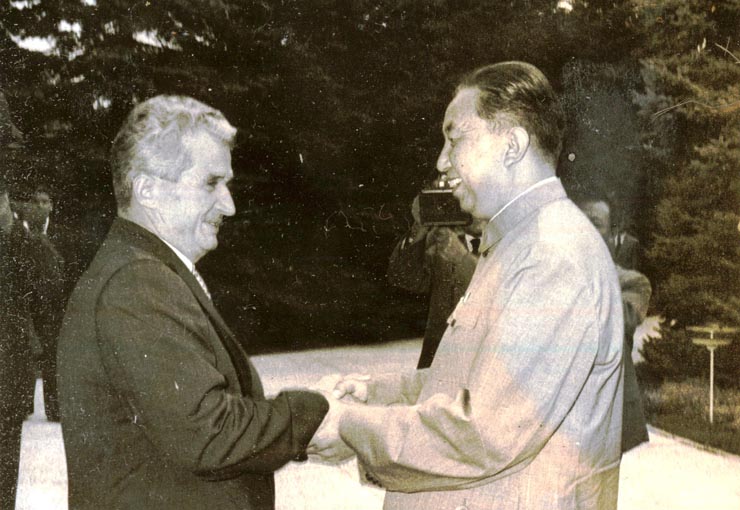 La invitaţia lui Nicolae Ceauşescu, o delegaţie a R.P. China, condusă de Hua Guofeng, preşedintele C.C. al P.C. Chinez, a efectuat o vizită oficială în ţara noastră.În imagine cei doi preşedinţi.(16-21.VIII.1978)