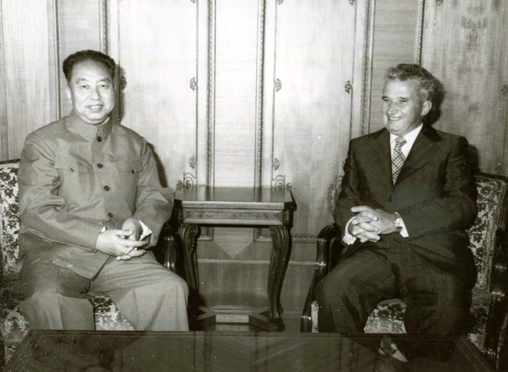 La invitaţia lui Nicolae Ceauşescu, secretar general al P.C.R., preşedintele R.S.R., Hua Guofeng, preşedintele C.C. al P.C. Chinez, premierul Consiliului de Stat al R.P. China, a făcut, în perioada 16-21.VIII.1978, o vizită oficială în ţara noastră. Întrevedere între cei doi preşedinţi.(16-21.VIII.1978)