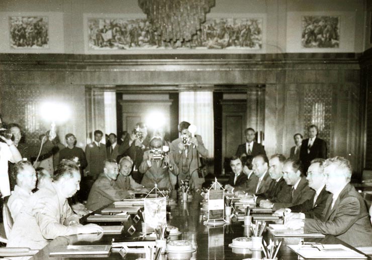 La invitaţia lui Nicolae Ceauşescu, secretar general al P.C.R., preşedintele R.S.R., Hua Guofeng, preşedintele C.C. al P.C. Chinez, premierul Consiliului de Stat al R.P. China, a făcut, în perioada 16-21.VIII.1978, o vizită oficială în ţara noastră. Convorbiri oficiale româno-chineze.(16-21.VIII.1978)