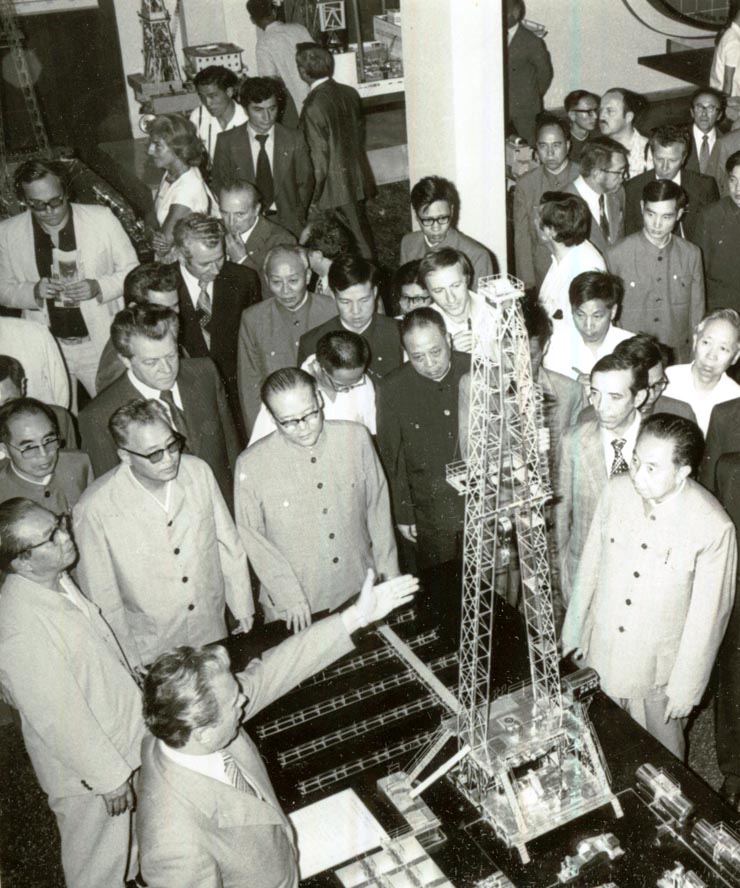 La invitaţia lui Nicolae Ceauşescu, secretar general al P.C.R., preşedintele R.S.R., Hua Guofeng, preşedintele C.C. al P.C. Chinez, premierul Consiliului de Stat al R.P. China, a făcut, în perioada 16-21.VIII.1978, o vizită oficială în ţara noastră. În imagine, Hua Guofeng împreună cu celelalte personalităţi oficiale chineze, în vizită la întreprinderea „1 Mai” – Ploieşti (18.VIII). (16-21.VIII.1978)