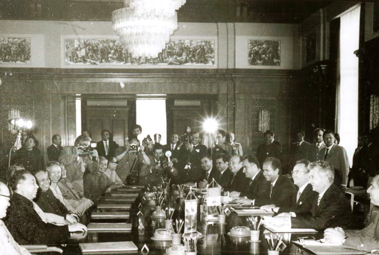 La invitaţia lui Nicolae Ceauşescu, secretar general al P.C.R., preşedintele R.S.R., Hua Guofeng, preşedintele C.C. al P.C. Chinez, premierul Consiliului de Stat al R.P. China, a făcut, în perioada 16-21.VIII.1978, o vizită oficială în ţara noastră. Convorbiri româno-chineze. (16-21.VIII.1978)