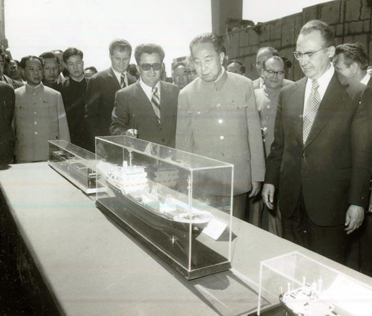 Vizita delegaţiei R.P. China, condusă de Hua Guofeng, preşedintele C.C. al P.C. Chinez, în România. Moment din timpul vizitei la principala poartă maritimă a ţării şi la şantierul naval Constanţa. (19.VIII.1978).(16-21.VIII.1978)
