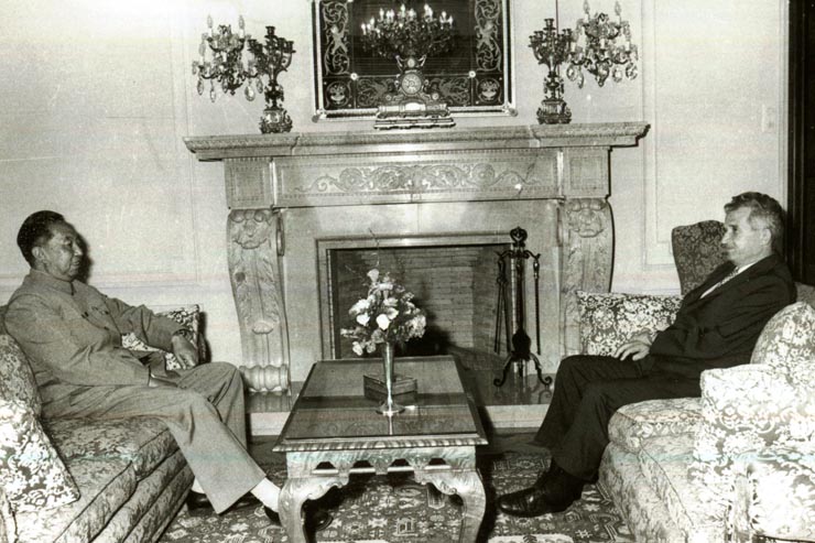 La invitaţia lui Nicolae Ceauşescu, o delegaţie a R.P. China, condusă de Hua Guofeng, preşedintele C.C. al P.C. Chinez, a efectuat o vizită oficială în România, în perioada 16-21.VIII.1978. Reîntâlnire între cei doi preşedinţi. (20.VIII)(16-21.VIII.1978)